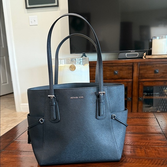Michael Kors Voyager Saffiano Leather Tote Bag Handbag Shoulder Purse Black - Picture 1 of 8